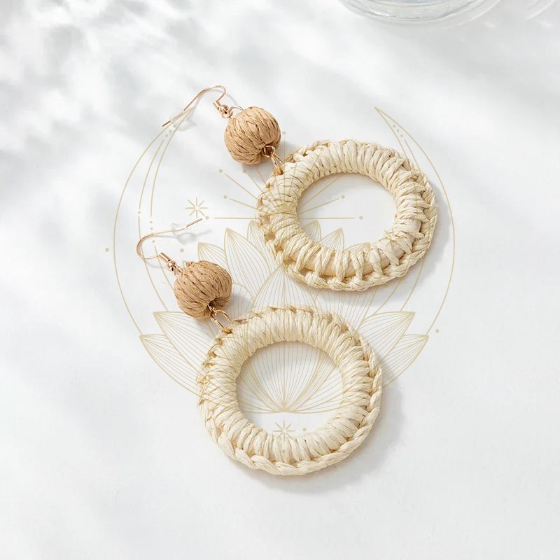 Boucles d’oreilles bohèmes rotin blanc rond – Image 2