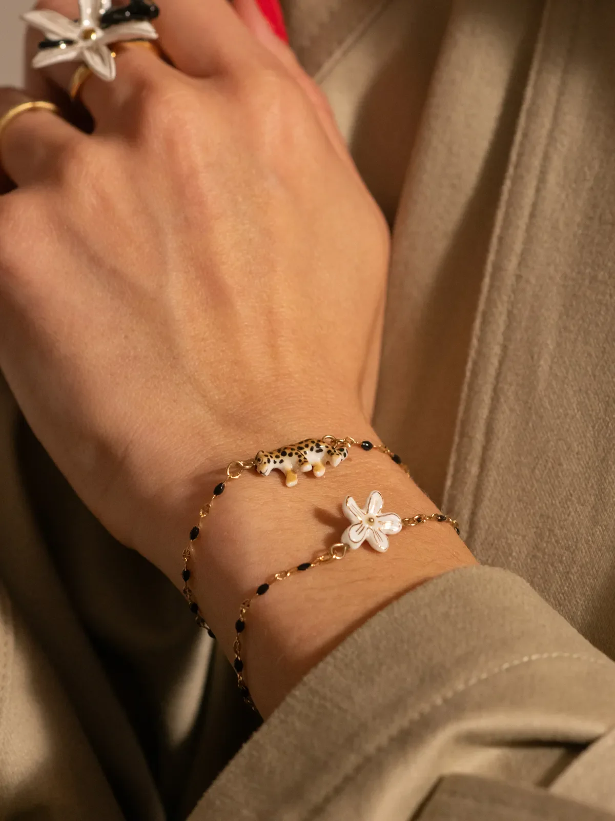 Bracelet perles et fleur blanches – Image 2