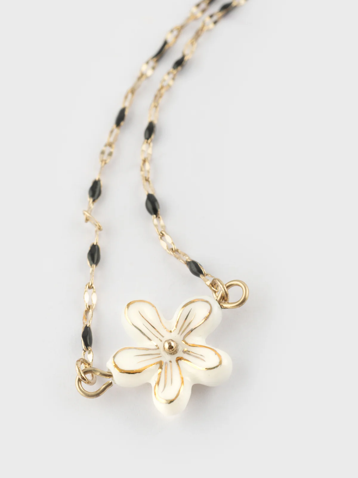 Bracelet perles et fleur blanches – Image 3