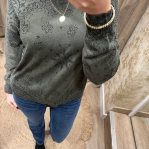 Pull Kaki Femme Adoré Paris Edmond Col 'O' – Élégant, Taille Unique