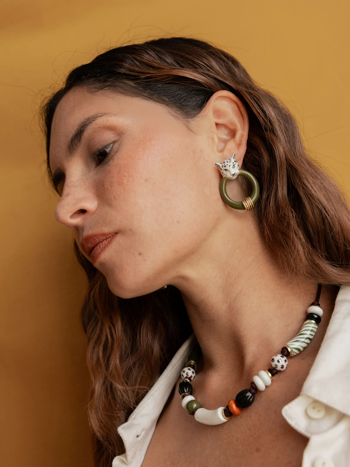 Boucles d'oreilles léopard blanc et doré – Image 3