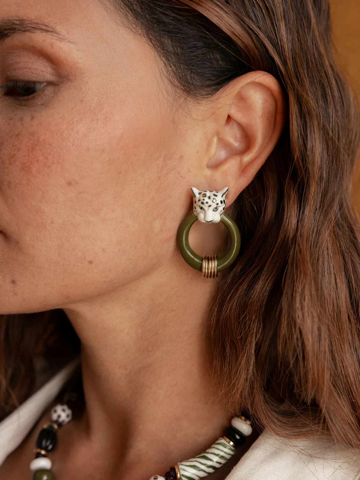 Boucles d'oreilles léopard blanc et doré – Image 2