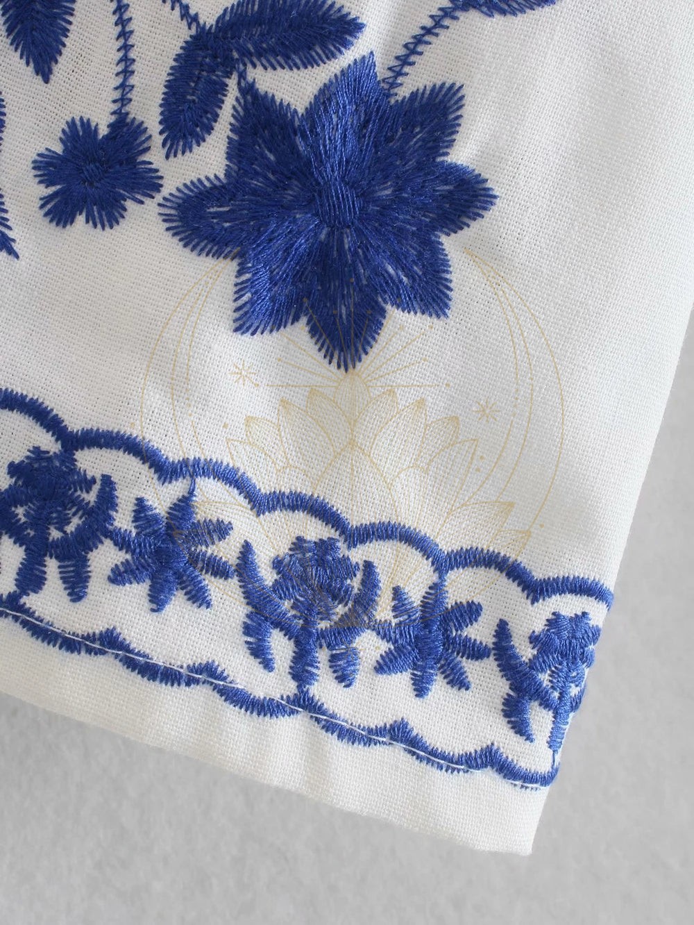 Blouse en coton avec broderie bleue – Image 5