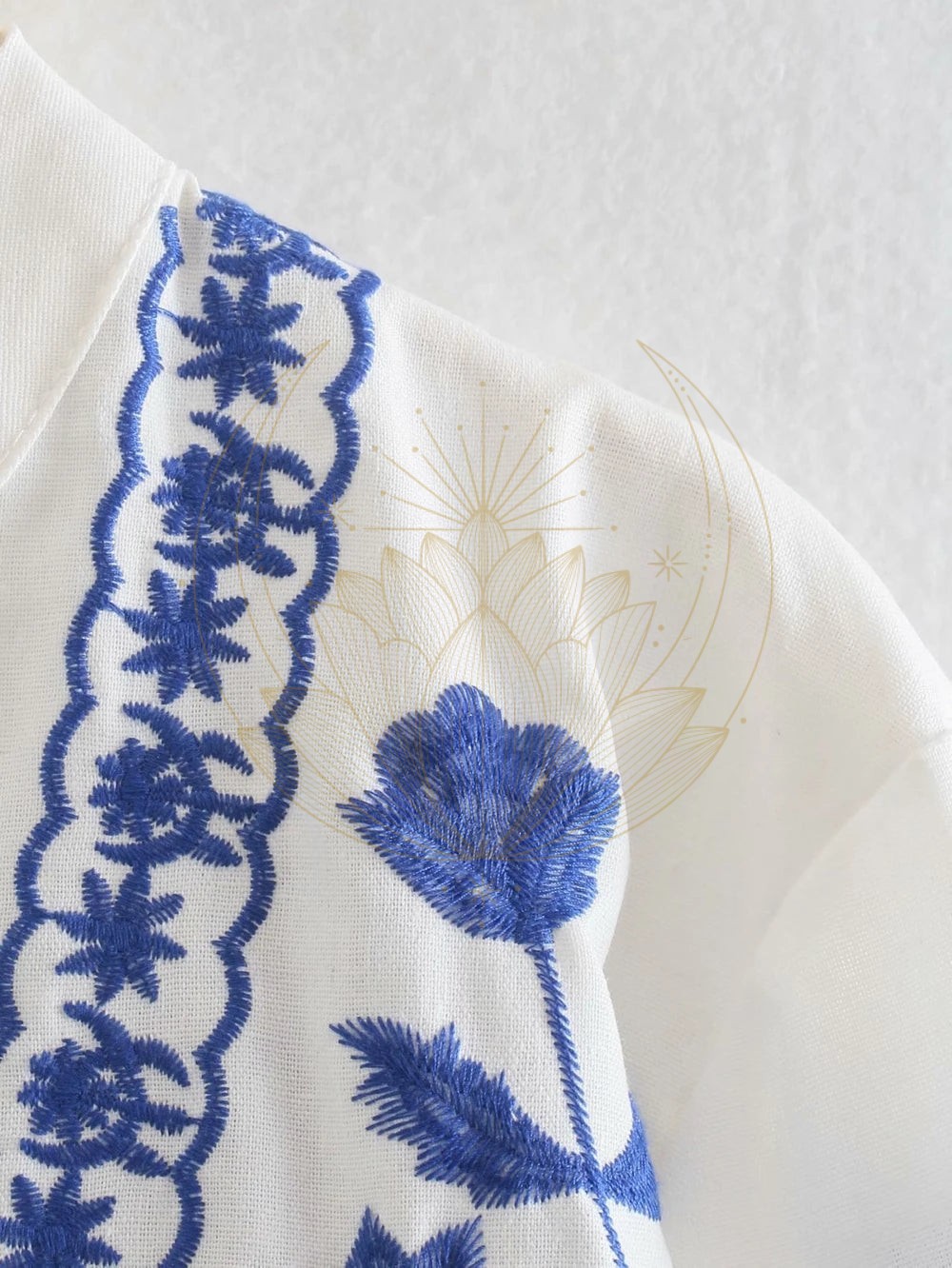 Blouse en coton avec broderie bleue – Image 7