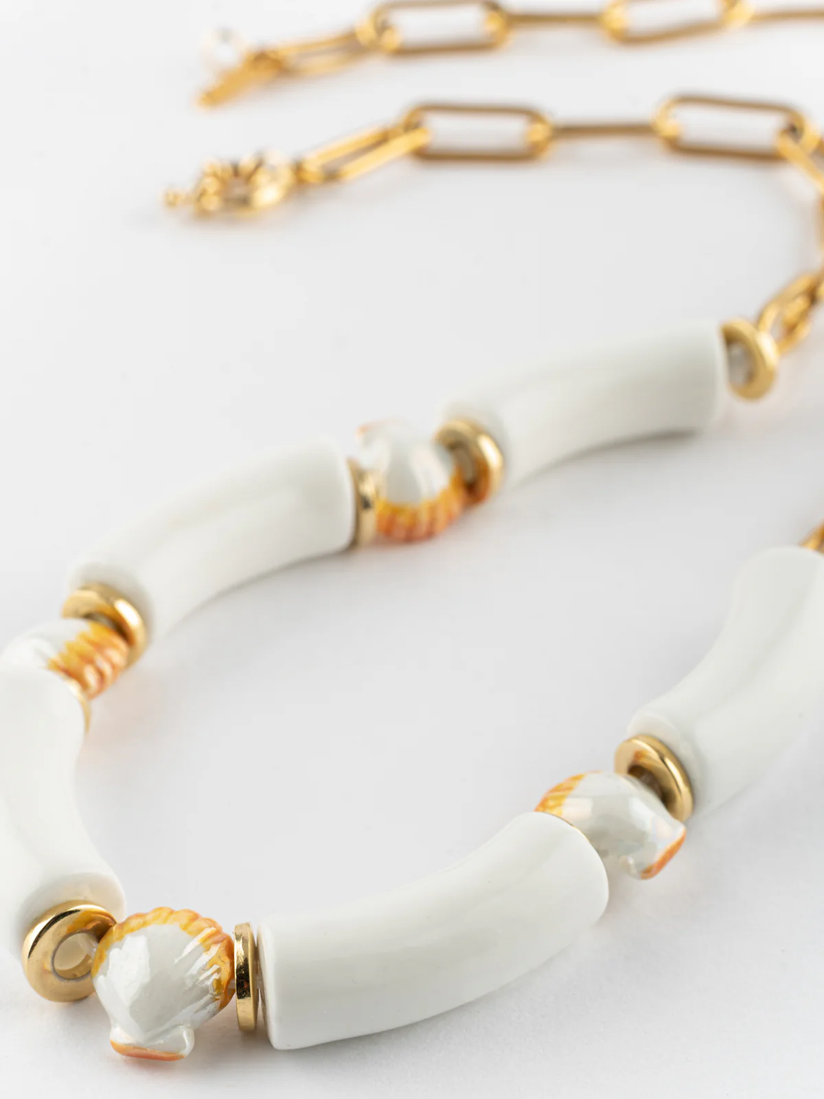 Collier coquillages et perles blanches